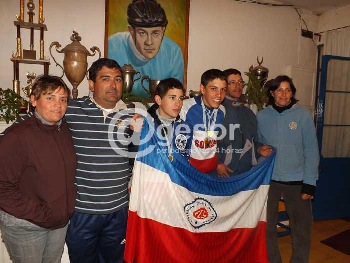 Enzo Scanziani y Enzo Bochi fueron recibidos en la noche de este domingo en Mercedes, tras su notable actuación en Tacuarembó.